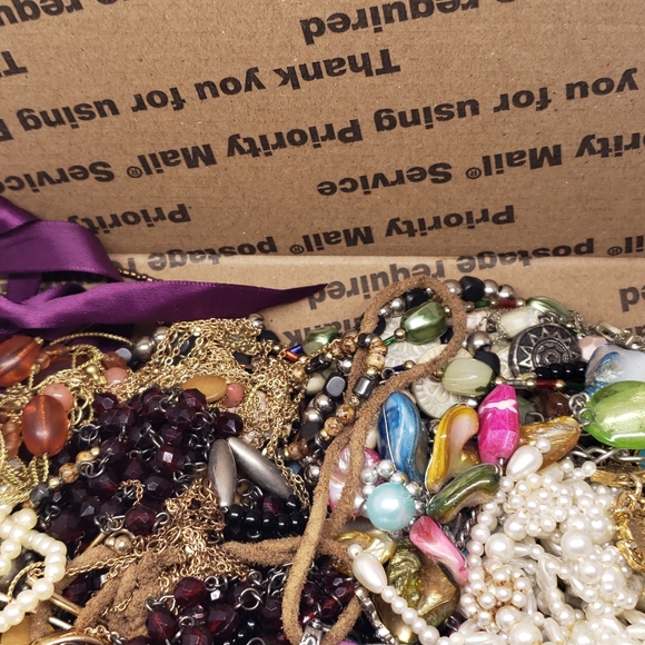 2+ lb. Vintage to Now Mixed Craft/Wearable Jewelry Lot. - Picture 4 of 4